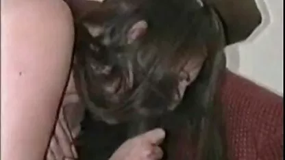 Affascinante bionda saltando sul letto per un giovane film pentru adulti gratis uomo