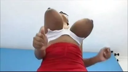 Ebano succhiare video erotici per adulti il cazzo bianco che sporge dal buco nel muro