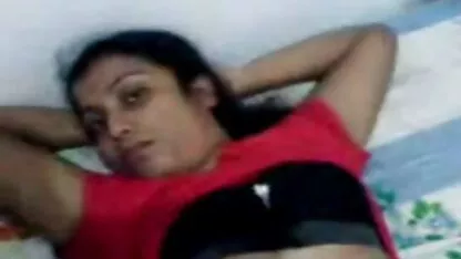 Marito film sexi adulti e moglie fanno sesso in estate sulla strada.