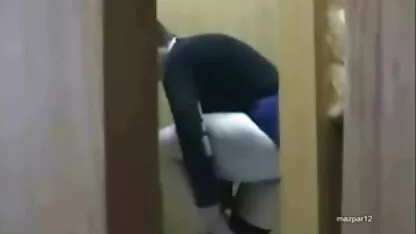 Maschio Peloso che scioglie i film gratuiti per adulti capelli castani delizioso a letto