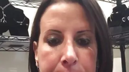 Succhiare il cazzo e sperma in video hard per adulti faccia