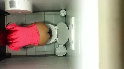 Le donne Sexy hanno una posizione elevata in compagnia di un film hard gratis per adulti giovane uomo